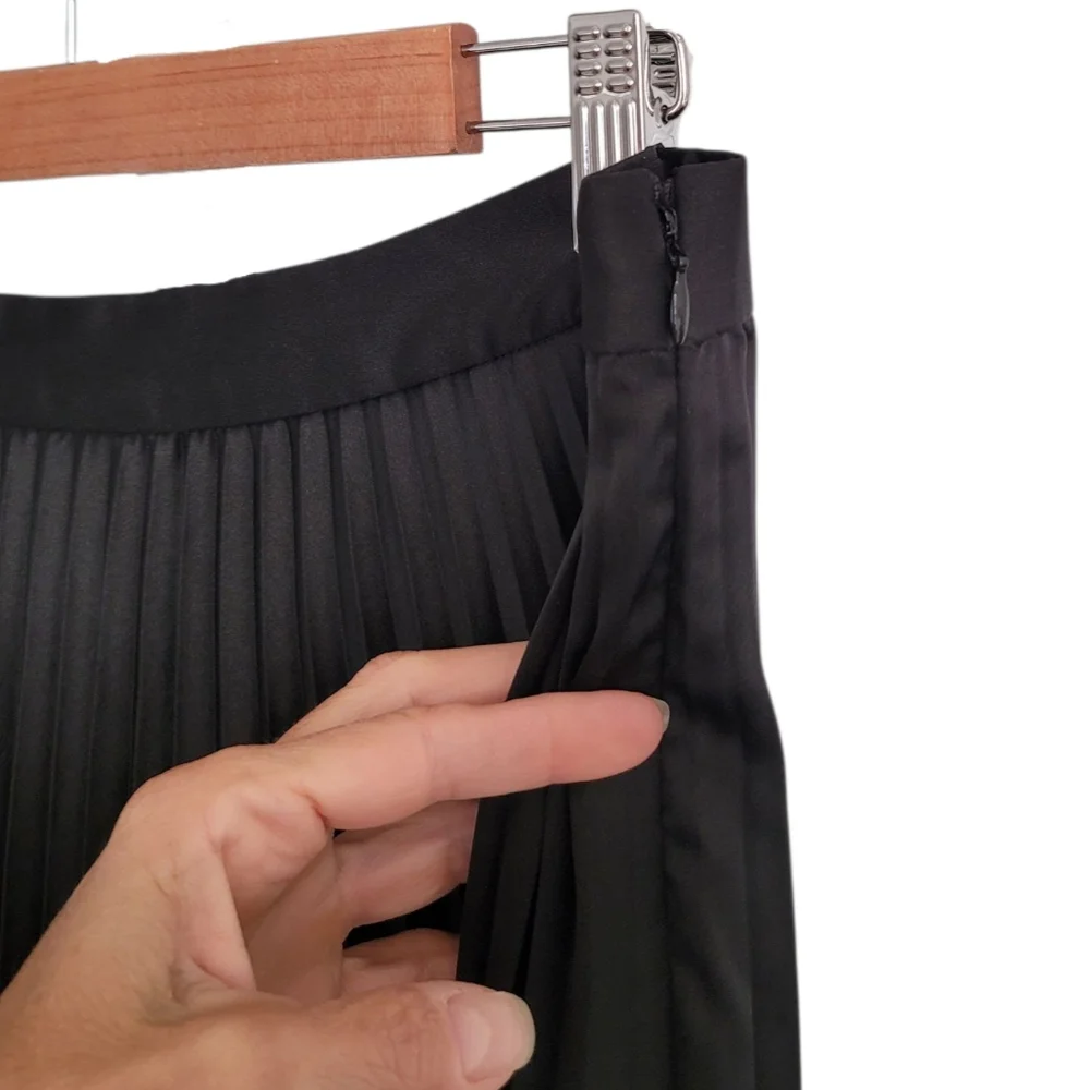 Abercrombie & Fitch Mid Rise Pleated Maxi Skirt in Black - Picture 5 of 10
